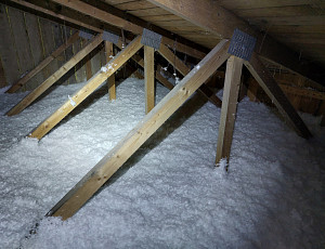 Zateplení stropu rodinného domu pomocí foukané izolace